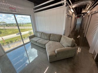 Weekend Sale 🚨🚨🚨Beautiful Haverty’s 2 Piece Gray/Beige Sectional in Great Condition Delivery Available 🚚