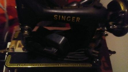 VINTAGE SINGER TRAVEL SEWING MACHINE