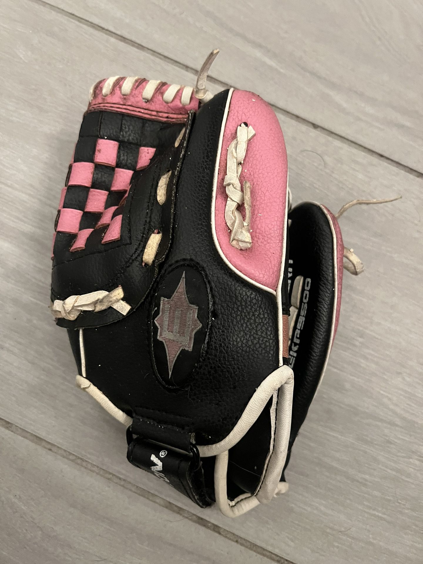 Easton youth girls Baseball ⚾️ glove 9.5”