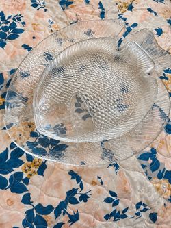 Fish-shaped glass serving plates