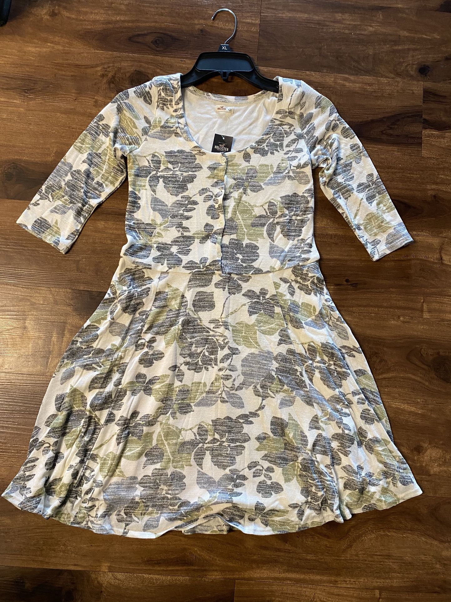 Brand New Woman’s Hollister brand White Floral Dress Up for Sale  