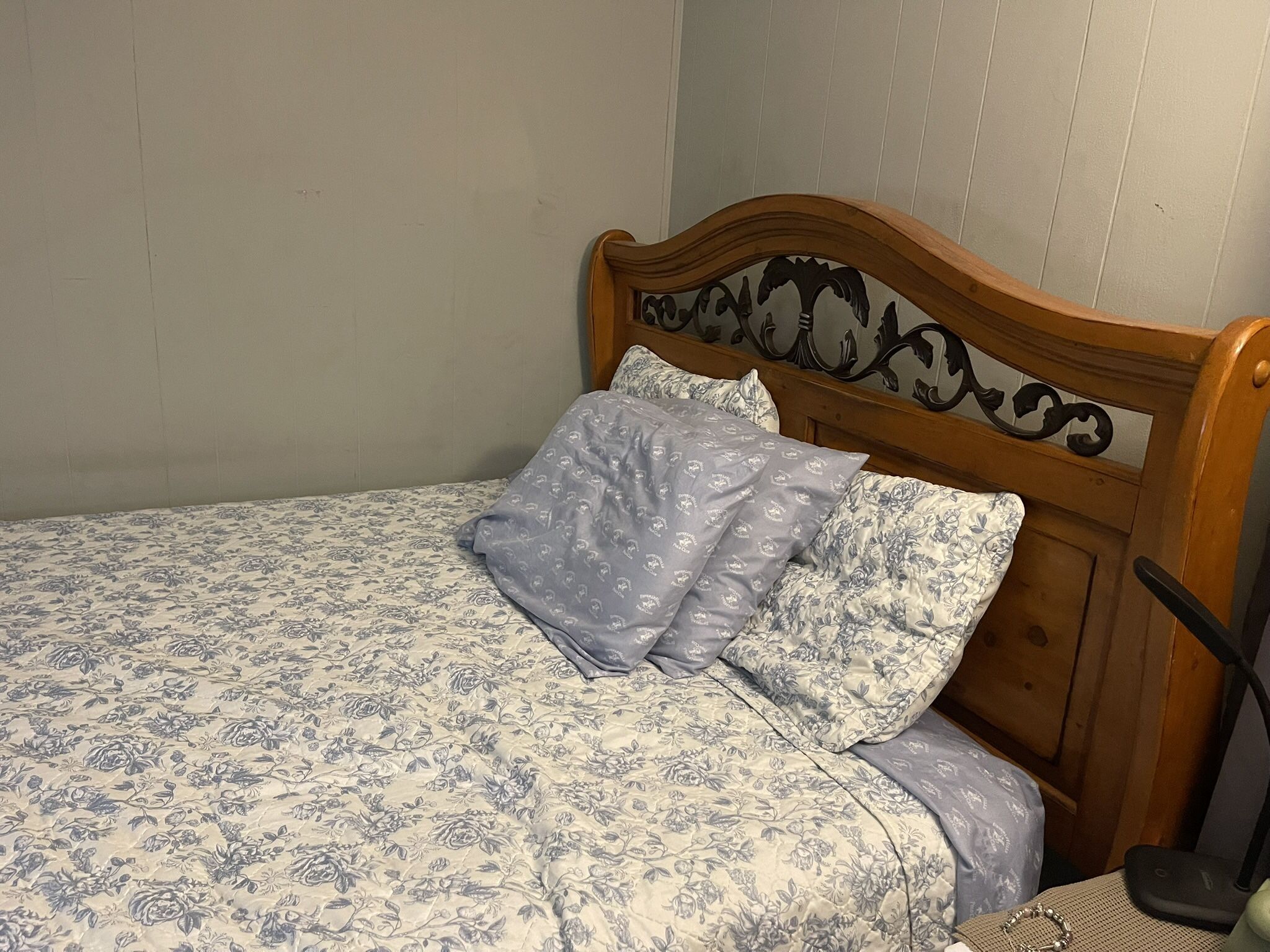 Queen Bedroom Set Or By Pieces