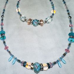 Beautifully Crafted Necklace And Bracelet Set