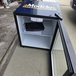 Modelo Counter Top Mini Fridge
