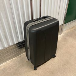 XL Samsonite hardshell on four wheels spinner 30 inches high. $60.