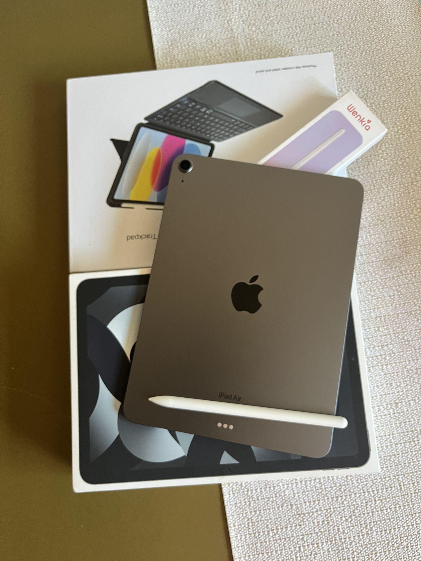 Apple iPad Air 5th Generation (M1 Chip) 256gb with Box, Pen And Keyboard