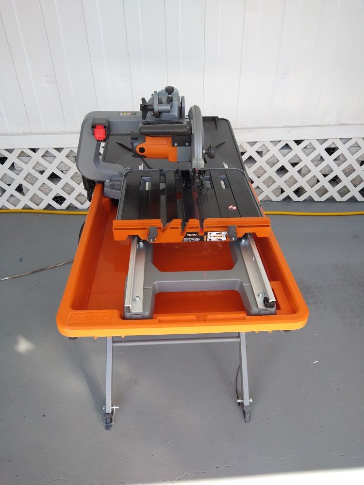 Ridgid 8 inch wet Tile saw with laser and stand
