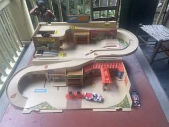 Vintage 1979 Mattel Hot Wheels Service Center Foldaway And Sto And Go Playset