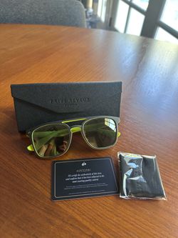 Privé Revaux Sunglasses with Case and Accessories