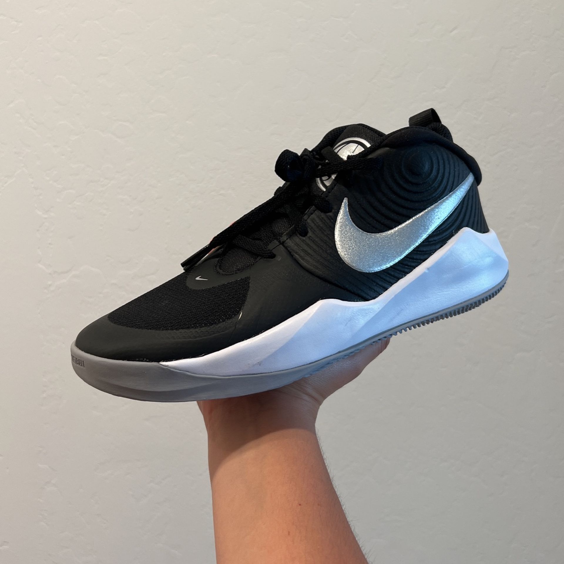 NEW Nike Team Hustle Big Boy Size 5.5Y