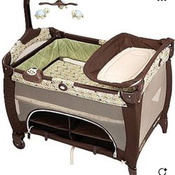 GRACO Pack N Play with bassinet & changing station 