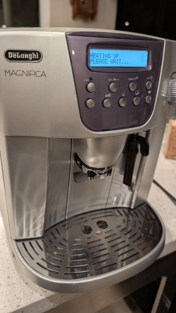 De'Longhi Magnifica 4400 Espresso Machine