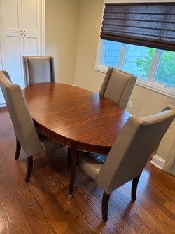 Ethan Allen Hathaway Dining Table with 2 ext leaves, all the protective pads, with the storage bags