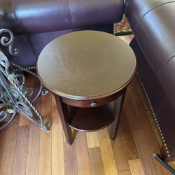 Wood end table with drawer