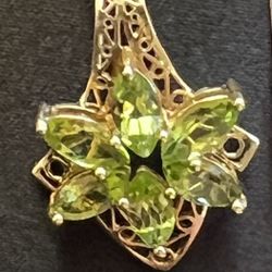 🍀14K Gold Peridot? Pendant / 14K Gold Box Chain