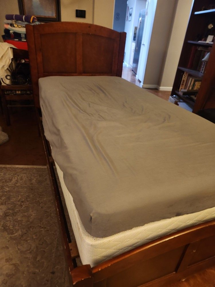 Twin Bed W/3 Drawer Roller