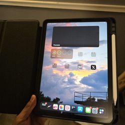 IPad Air 5 With Case And Apple Pencil