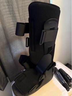 Ankle walking boot, large black new