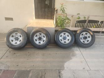 Set of 4 Tires and Rims 235/75r15