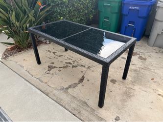 Free Outdoor table - glass top