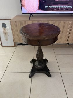 Vintage Pulaski Round Accent Table  Wooden Heavy Carved Leg Side End