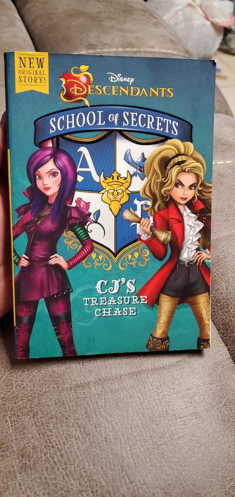 Disney Descendants School of Secrets: Cj's Treasure Chase