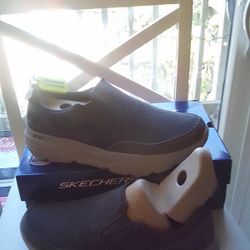 NEW In Box Men's Size 11 SKECHERS  