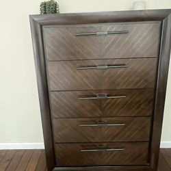 Modern 5-Drawer Dresser – Excellent Condition