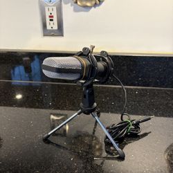 It features an omnidirectional pickup pattern, capturing sound from all directions.  The microphone connects via a standard 3.5mm stereo jack, making 