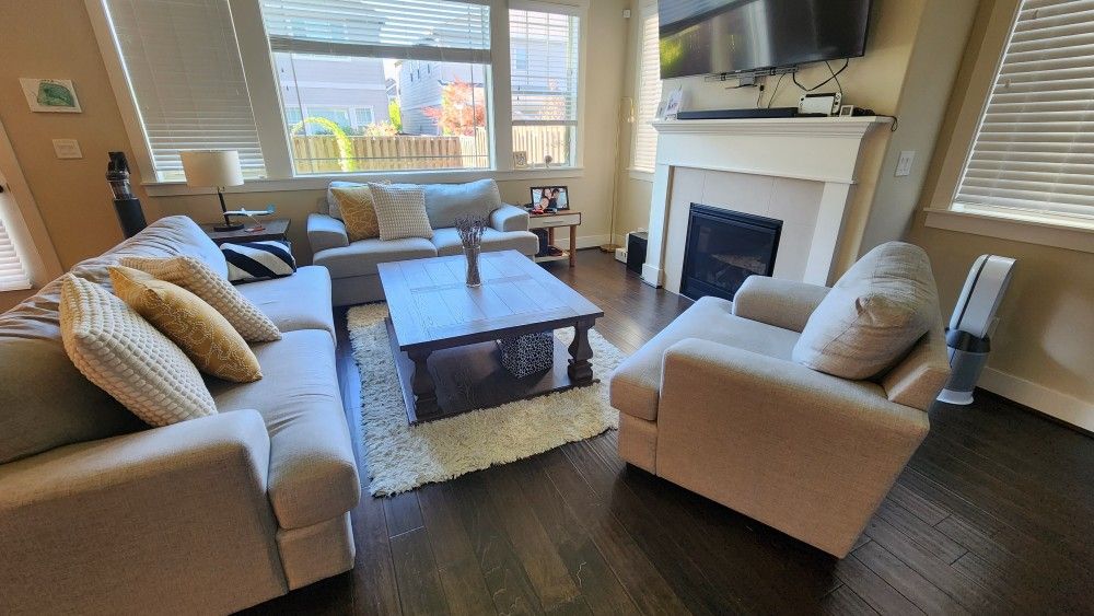 Selling a full Ashley Furniture living room set in great condition