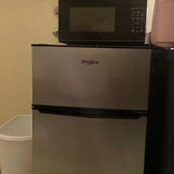 WHIRLPOOL MINI-FRIDGE + Microwave 