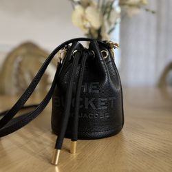 MARC JACOBS The Leather Bucket Bag Sz M