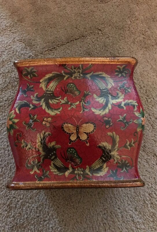 Decorative tissue holder