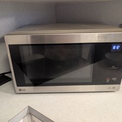 LG NeoChef Microwave 1.5 Cu. Ft.