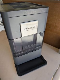 Countertop nugget ice machine