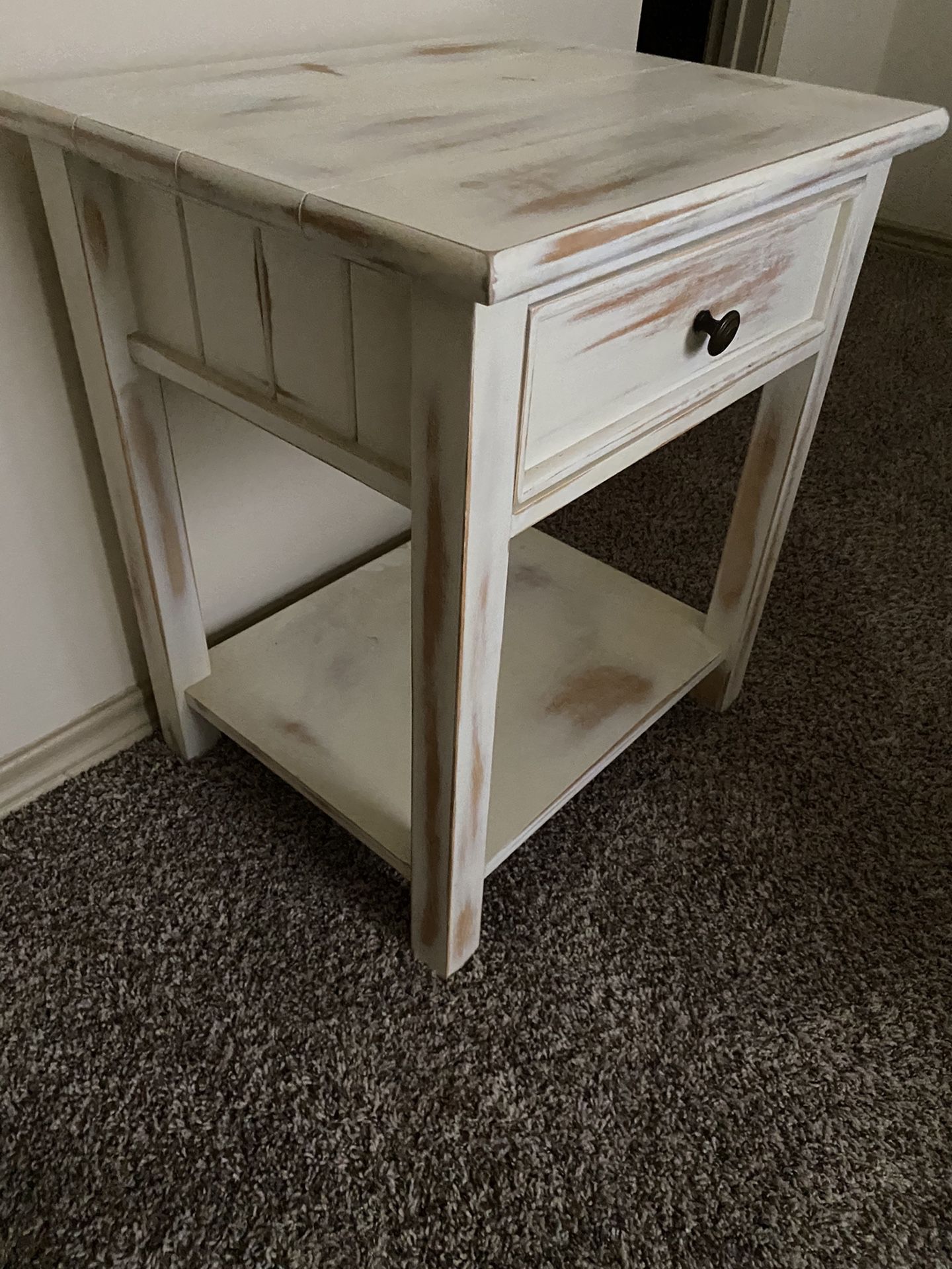 Beautiful end table/ nightstand
