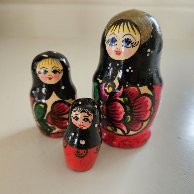 Vintage 3.5" Red and Black Floral Dressed Girl Wooden Hand Painted Russian Stacking Nesting Dolls 3-Piece Set. A beautiful girl in a gold crown holdin