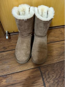 Authentic UGG Baiely Bow boots  Size 8  Very good condition  Smoke free home