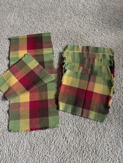 Set of table runner and 6 placemats