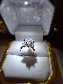 5 Carat Center Stone Flower Au750