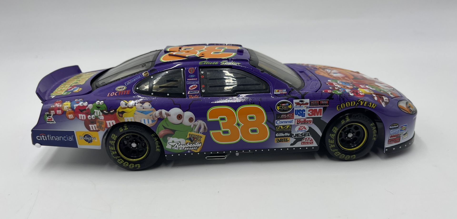 Elliott Sadler 2005 M&M's Mini's Halloween Purple Ford 1/24 NASCAR Diecast