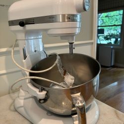 Kitchenaid mixer pro600 6qt with attachments