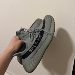 YEEZY BOOST 350 V2