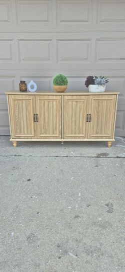 BEAUTIFUL SIDEBOARD OR CONSOLE NATURAL LIGHT OAK COLOR 59X17X32 BRAND NEW ASSEMBLED 