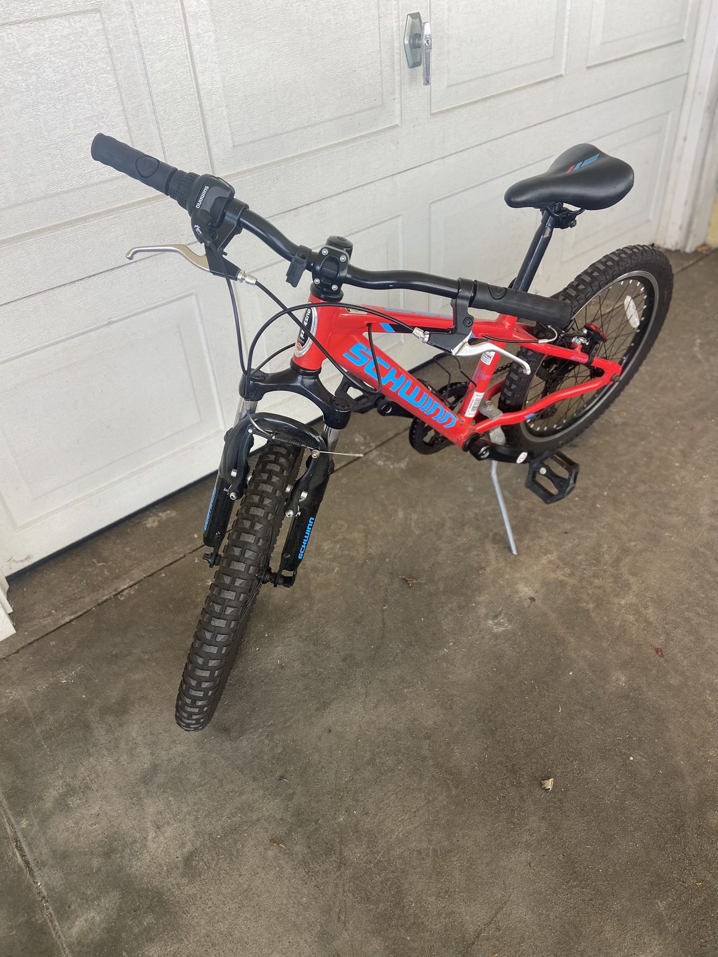 Schwinn Signature Boys’ Thrasher 22” Mountain Bike kk