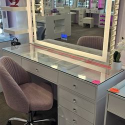 Hollywood Vanity Table With Mirror Light LED With Bluetooth With Speakers (Brand New)