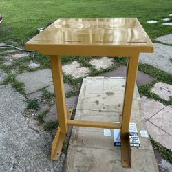 Table.  Mesa  Stands