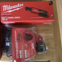 Milwaukee M12 Ratchet 3/8” With Battery And Charger.  Brand NEW.  NUEVO.