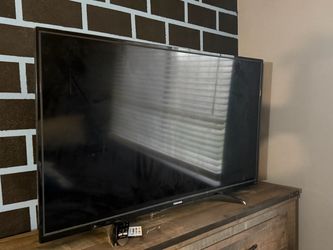 Toshiba TV + LED lights + Wall Mount
