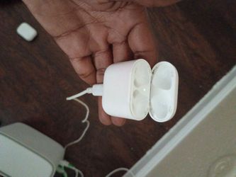 AirPods 2nd-generation Wireless Charging Case Only